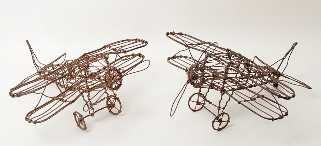 Sculture in filo di ferro di due monoplani abbinati. Queste biciclette sono state realizzate dalla stessa mano di quelle elencate come articolo #U120310916064.  e automobili U120310916065. Gli aerei misurano 10 1/2