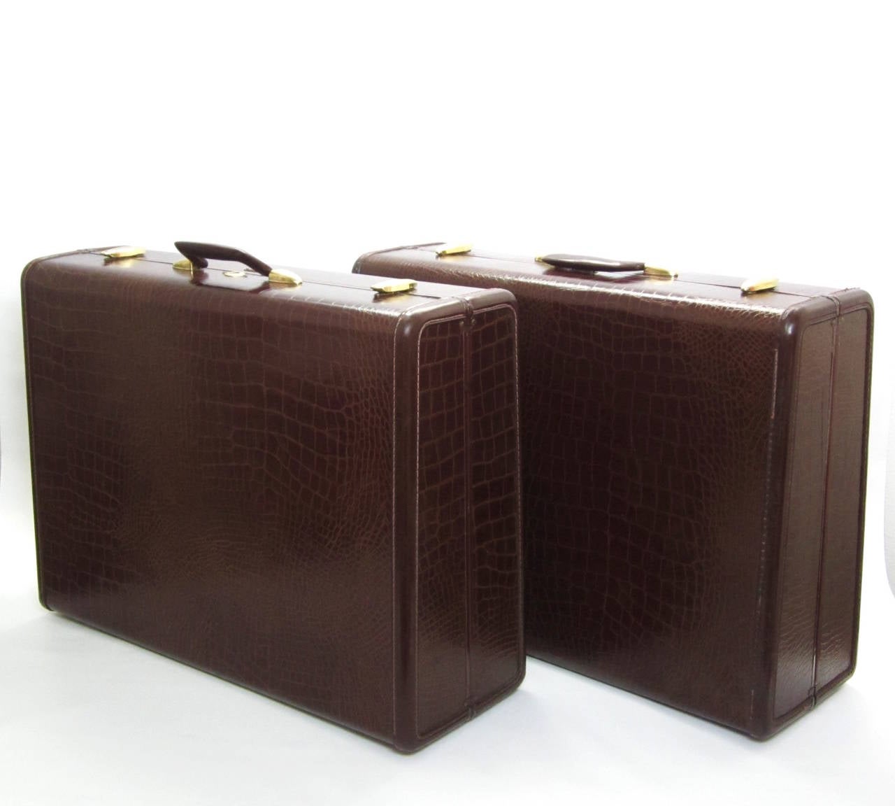Pair of Crocodile-Embossed Leather Suitcases In Good Condition For Sale In Miami, FL