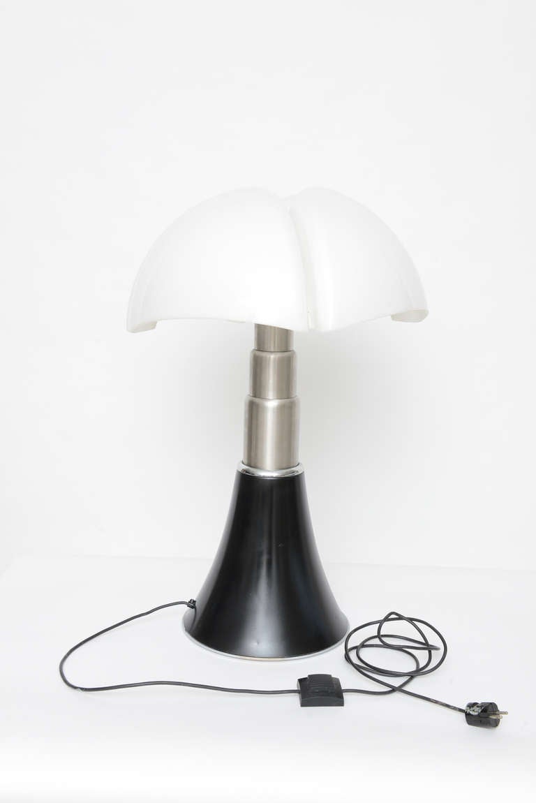 Fantastic table lamp designed by Gae Aulenti in 1960 Italy. Shade is molded white acrylic and adjustable neck is stainless steel and base is black painted steel.
The acrylic shade on this lamp has a burn mark from a bulb and the black painted base