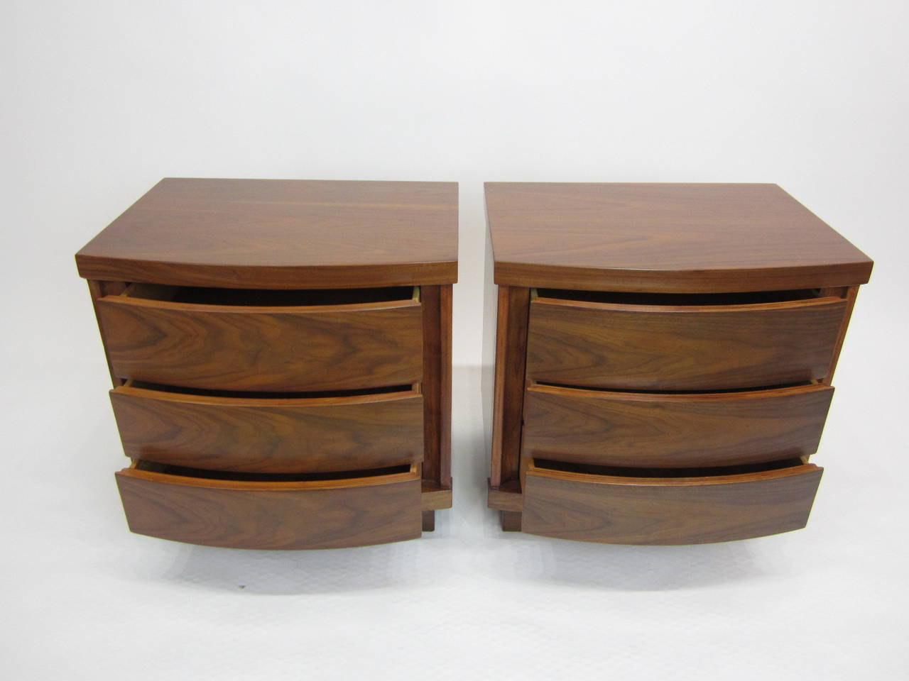 Pair of Walnut Side Tables with Curved Fronts In Excellent Condition In Miami, FL