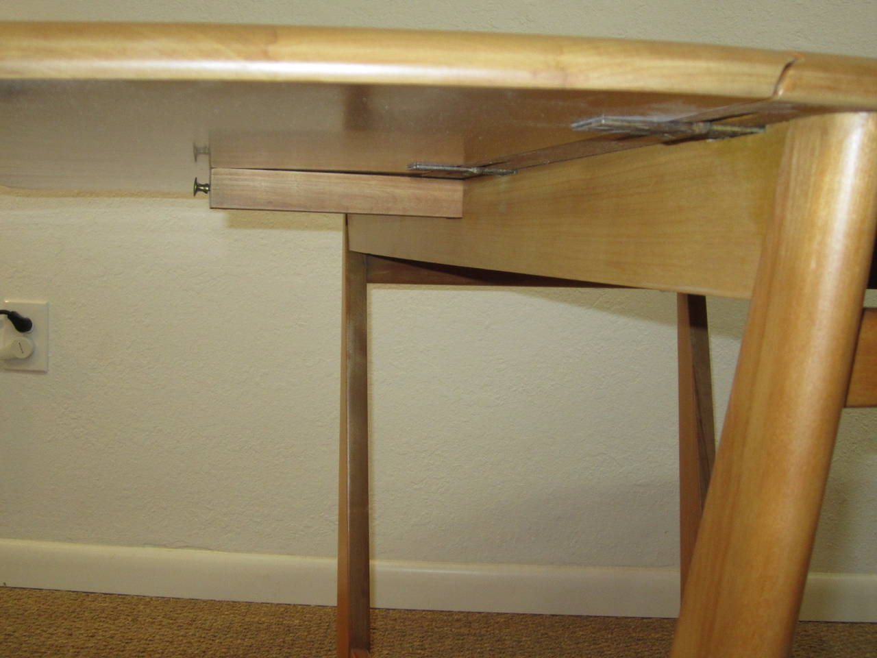 Heywood Wakefield Maple Drop Leaf Table with Inverted Sides In Excellent Condition For Sale In Miami, FL