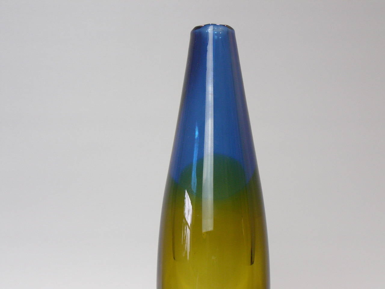 Swedish Vicke Lindstrand for Kosta Two-Tone Sommerso Glass Vase with Controlled Bubble For Sale