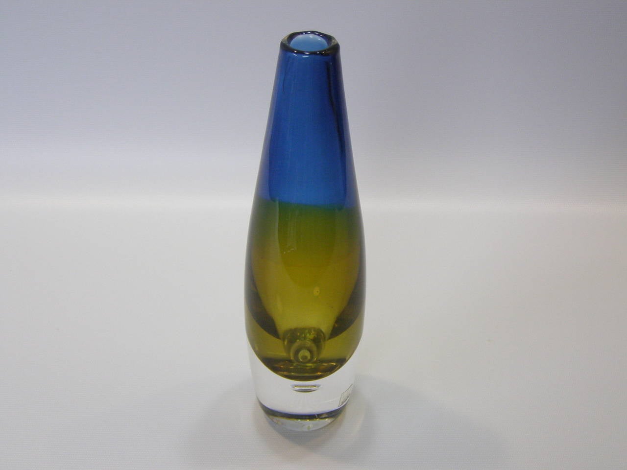 Mid-Century Modern Vicke Lindstrand for Kosta Two-Tone Sommerso Glass Vase with Controlled Bubble For Sale
