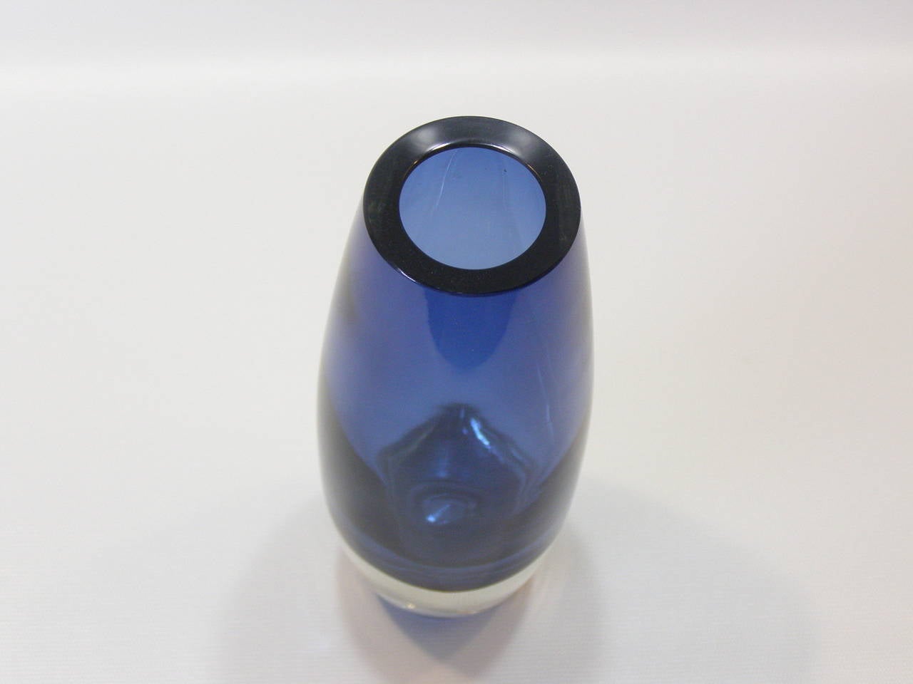 Vicke Lindstrand for Kosta Smooth Blue Sommerso Glass Vase In Excellent Condition For Sale In Miami, FL