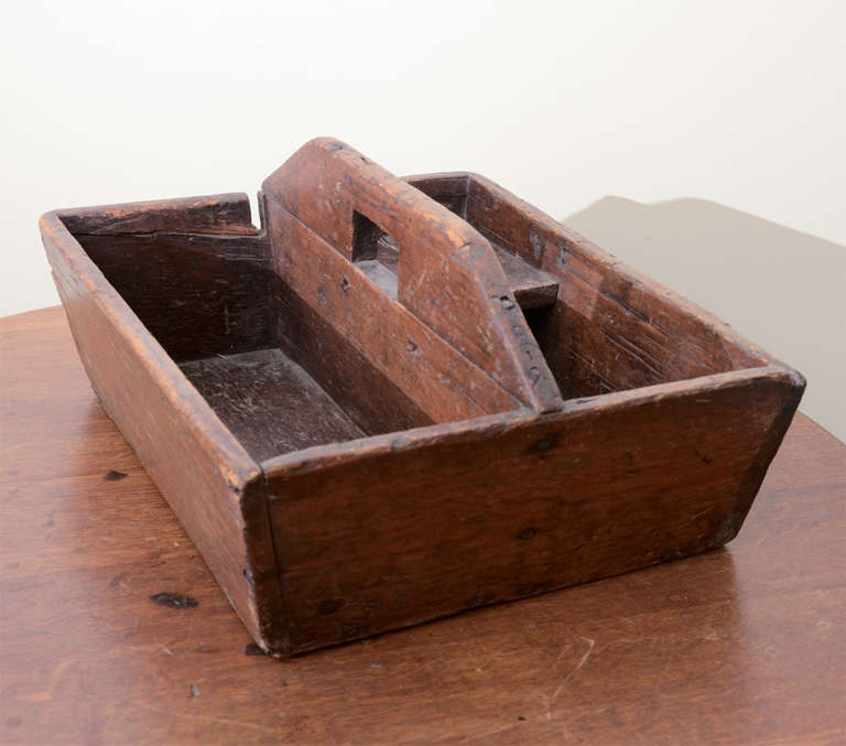 Early American Oak Caddy with Handle In Excellent Condition In New York City, NY