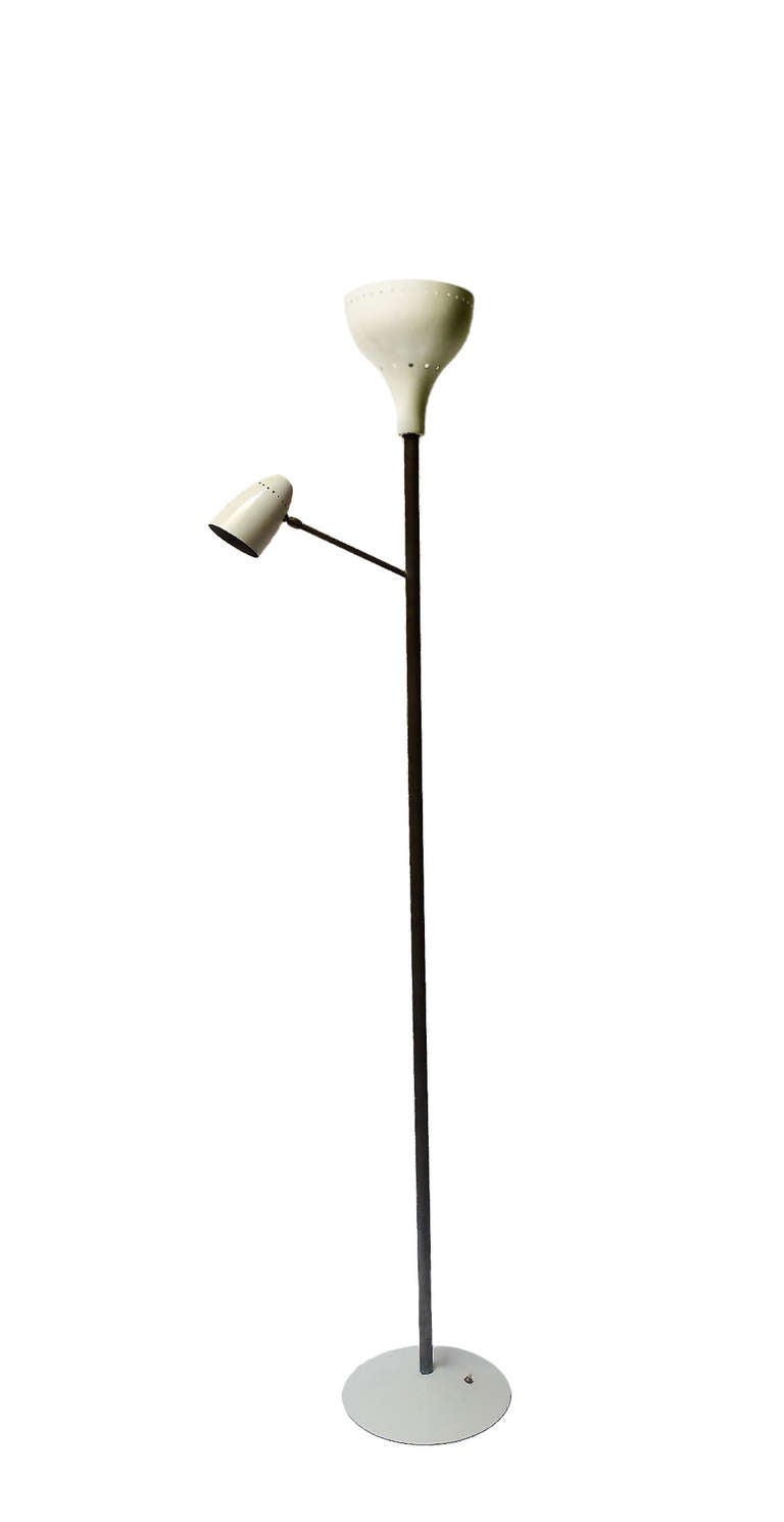 A pair of Italian floor lamps, made out of white enamelled alluminium and gilded brass with two lampshades and round base (Diameter: 13 inches). Please refer to the last two pictures for the test color reference.