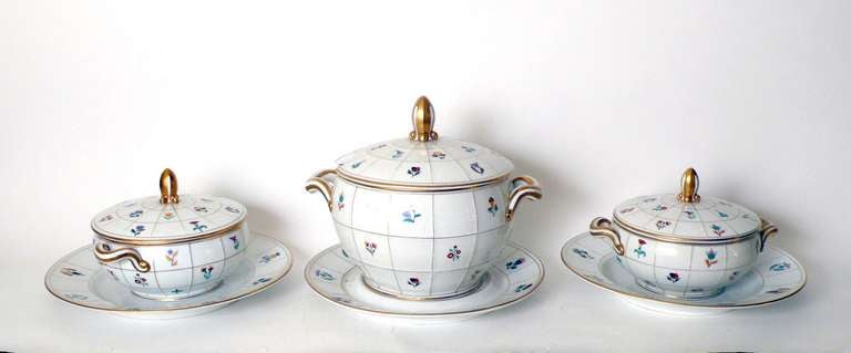 Important service de vaisselle en porcelaine Dagobert Peche Pirkenhammer avec plats de service (total de 49 pièces):: Autriche:: 1910 env. Marque (vert sous glaçure) : Pierkenhammer (Fischer & Mieg Art porcelain manufaktura):: Brezova:: Bohème::
