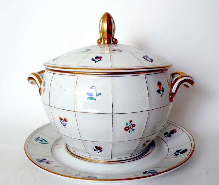 Autrichien Un important ensemble de vaisselle en porcelaine Dagobert Peche Pirkenhammer. Autriche 1910.