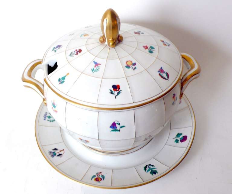 Un important ensemble de vaisselle en porcelaine Dagobert Peche Pirkenhammer. Autriche 1910. Bon état à Milan, IT