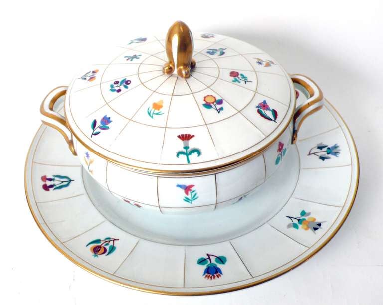 Un important ensemble de vaisselle en porcelaine Dagobert Peche Pirkenhammer. Autriche 1910. 1