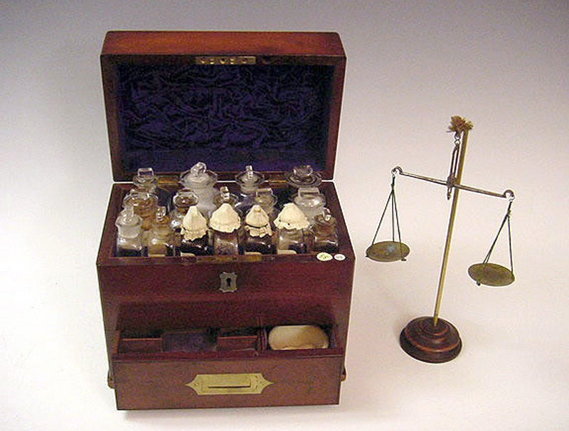 A Complete Apothecary Traveling Set, England, 1790 ca. In Excellent Condition In Milan, IT