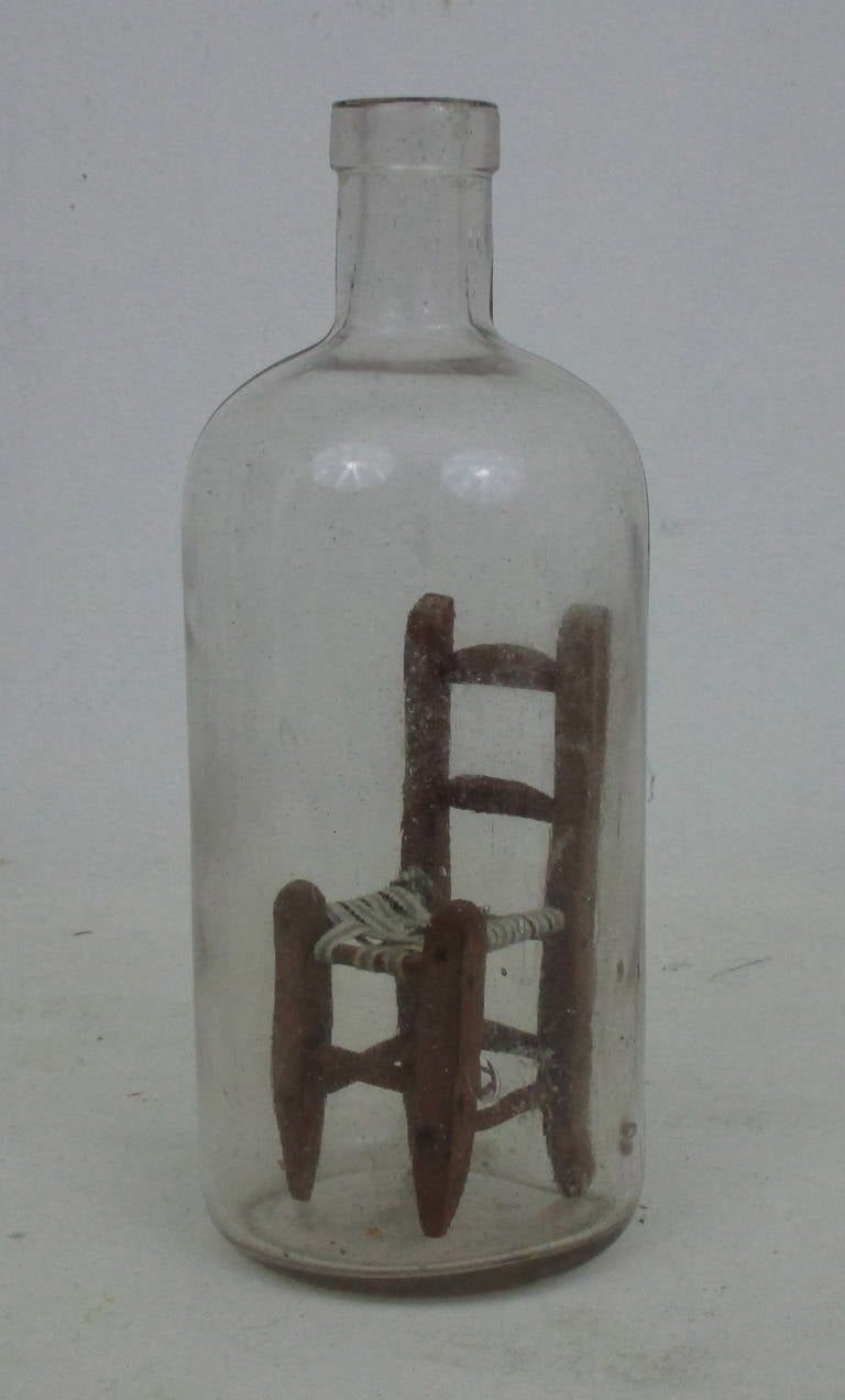 Holzstuhl mit Sitz aus geflochtenem Band aus einer Flasche.
