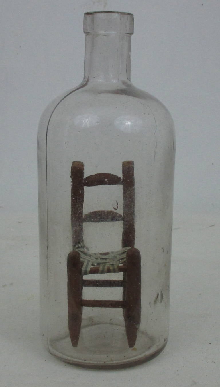Miniatur-Stuhl in einer Flasche (Volkskunst)