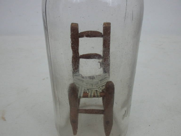 Miniatur-Stuhl in einer Flasche (amerikanisch)