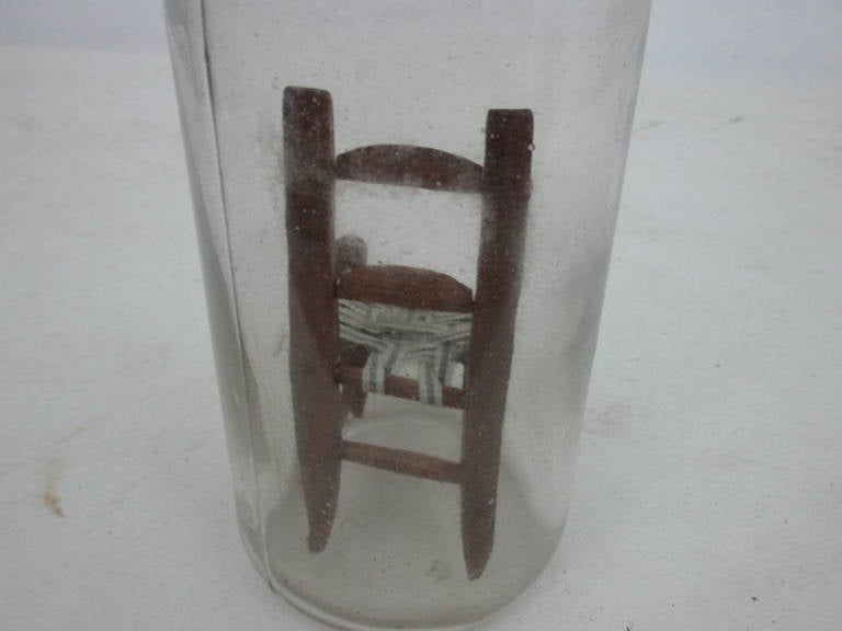 Miniatur-Stuhl in einer Flasche (20. Jahrhundert)