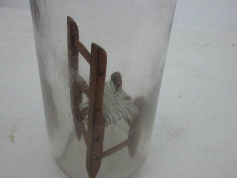 Miniatur-Stuhl in einer Flasche 1