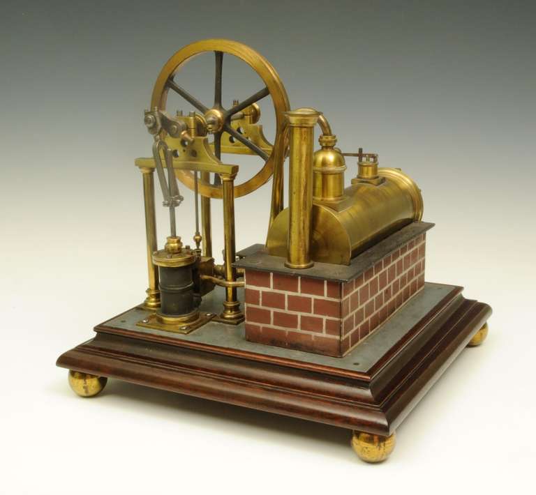 Ein schönes Beispiel für eine Modelldampfmaschine aus der Mitte des 19. Jahrhunderts mit Kessel und Kreissäge.