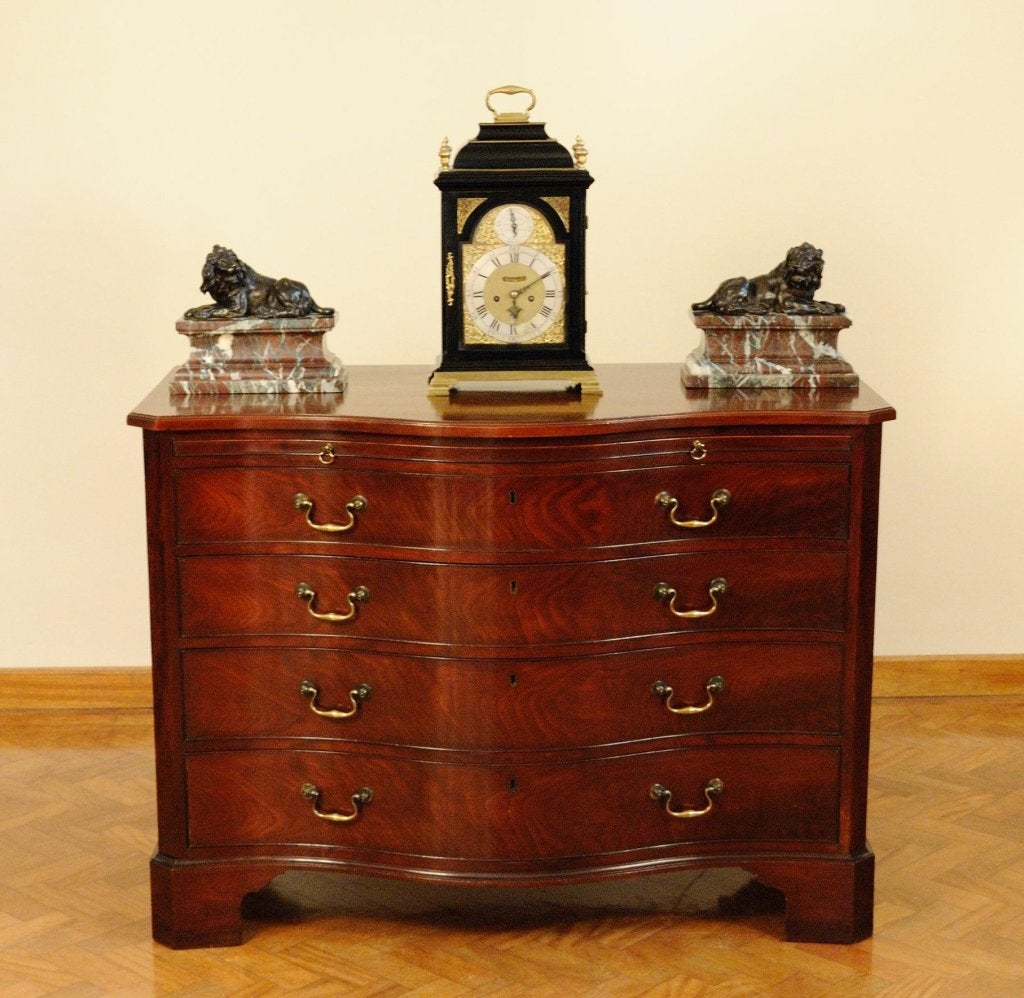 A superb George III period mahogany serpentine commode with original brass handles and a brushing slide.
This commode has been in the same Lincolnshire family all its life. Syston park , the home of Sir John Thorold