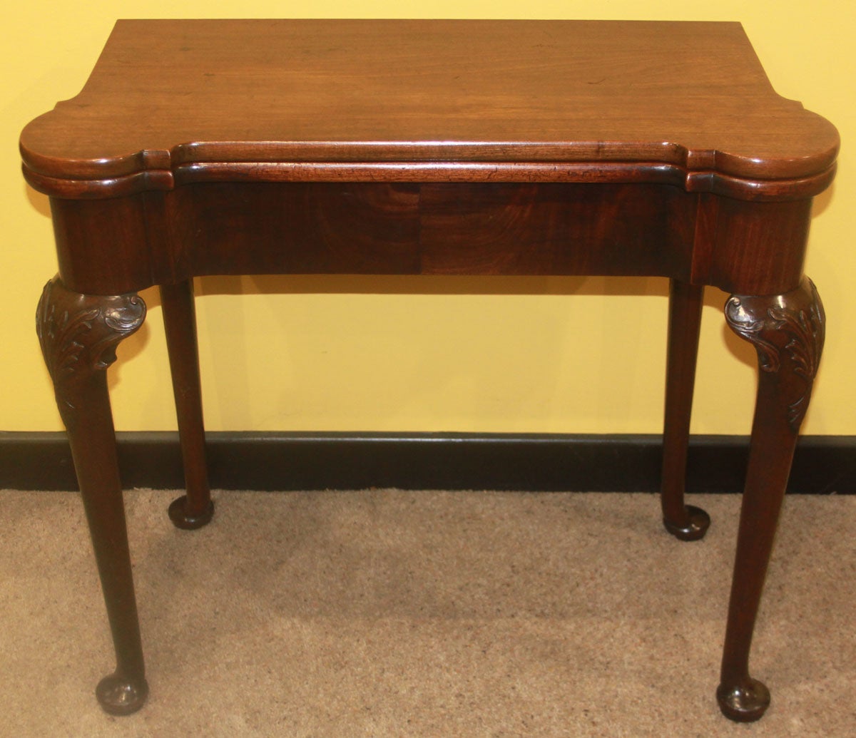 A Pair of Georgian Mahogany Tables For Sale