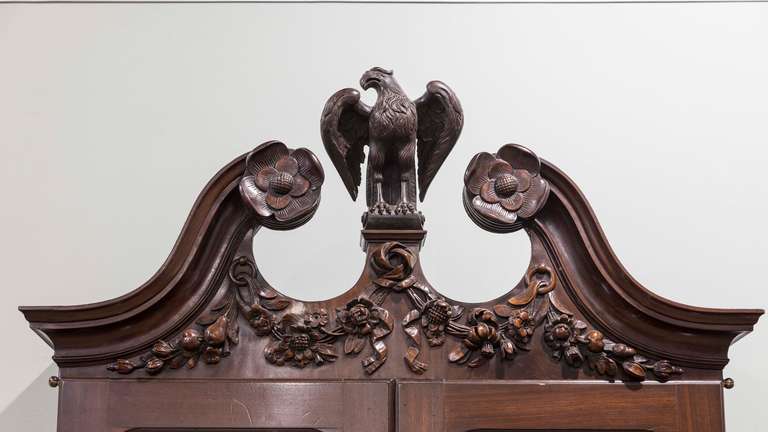 An Important  Irish 18th Century Kneehole Cabinet In Excellent Condition For Sale In Dublin, IE