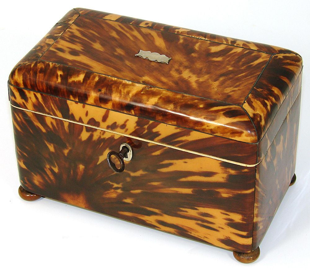 Mid-1800s, perhaps earlier, the fabulous old early Victorian faux tortoise shell tea caddy you see here is complete, in really fine condition (very slight imperfections consistent with age and type) and displays beautifully. Fine old tea caddies