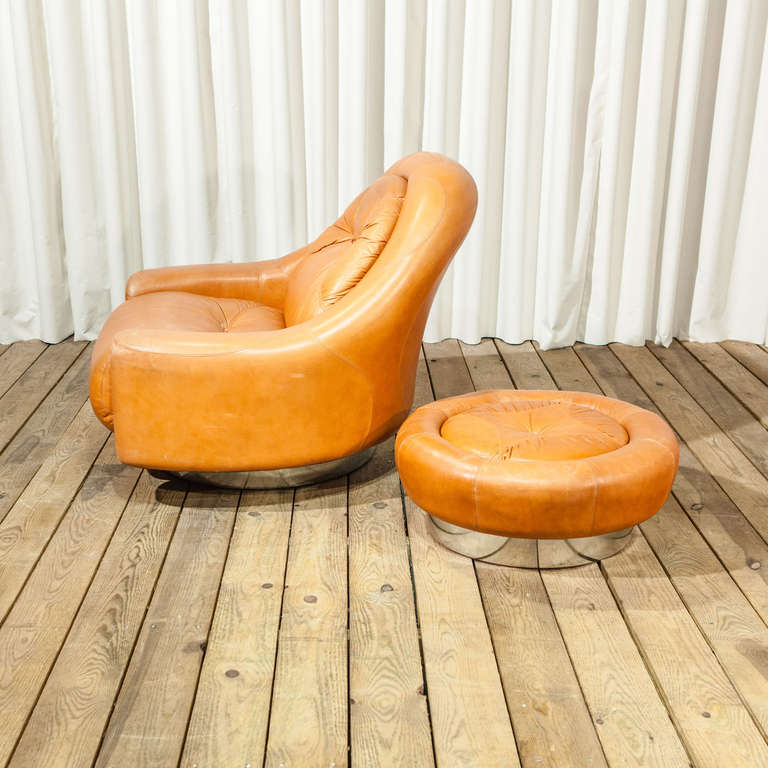 A Mariani for Pace Leather Oversized Armchair and Footstool In Good Condition For Sale In Finchley, London