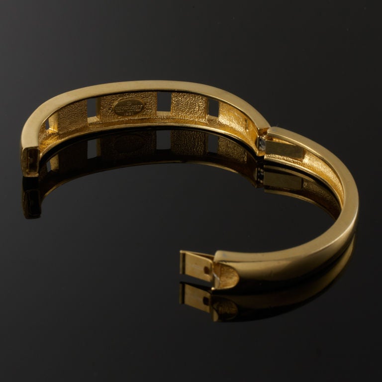 An elegant Givenchy gold toned bracelet with Red and Navy enamel inserts.

Lovely worn on its own or stunning with its matching necklace as a set (Ref:S0106)