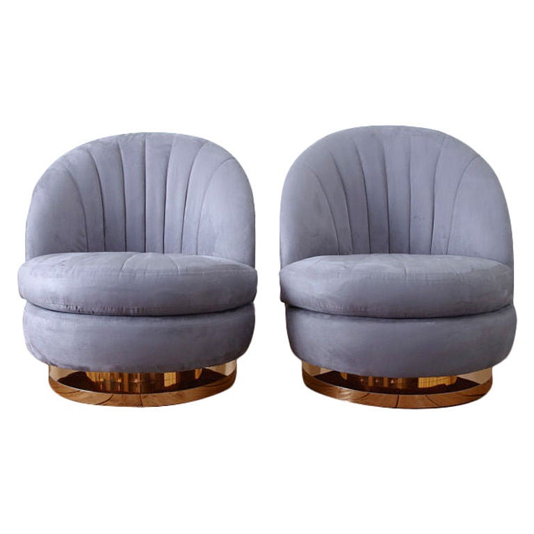 A fabulous pair of lounge chairs with polished brass swivel bases by Milo Baughman.
An extremely comfortable chair which is newly reupholstered in grey alcantara.
