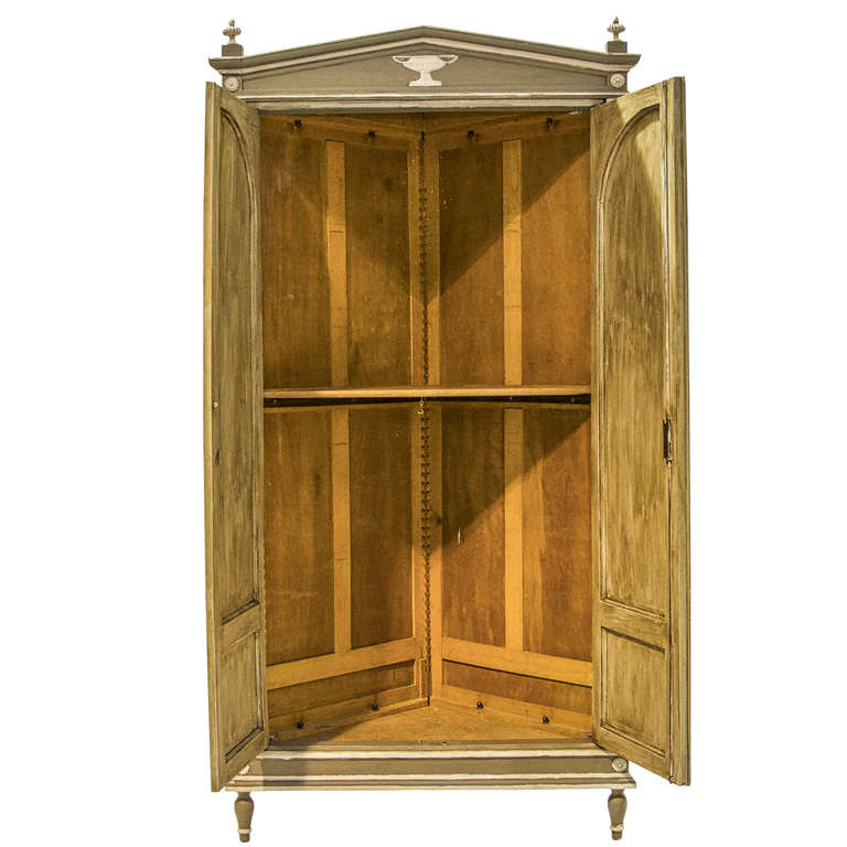 19th Century Neoclassical Style Corner Cabinet In Excellent Condition In Hixson, TN