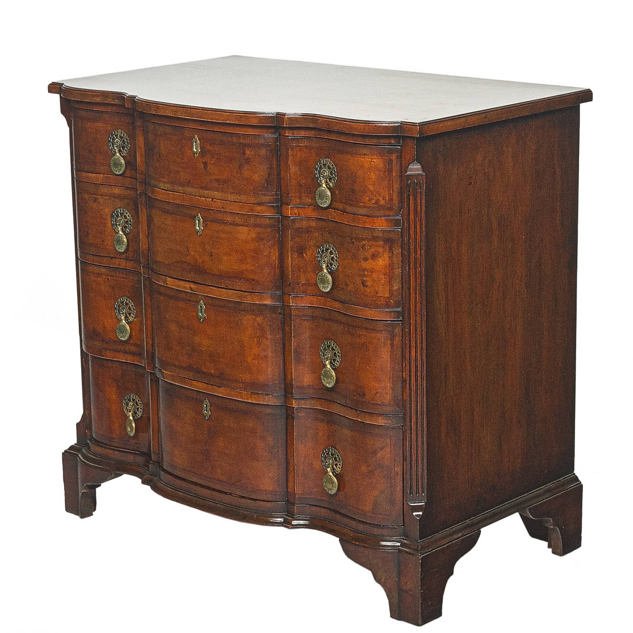 English George I Walnut Chest of Drawers with Shaped Front