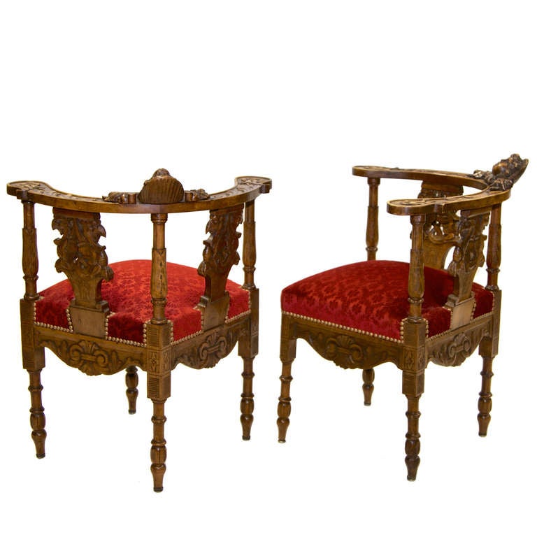 19th Century French Renaissance Carved Walnut Corner Chairs In Good Condition In Hixson, TN