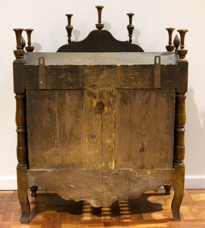 An Early 19th Century Provincial Walnut Pannetiere In Excellent Condition For Sale In Hixson, TN