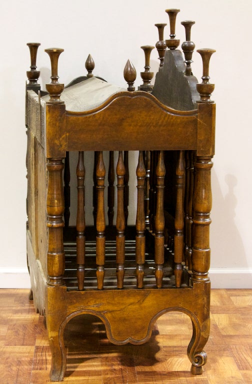 An Early 19th Century Provincial Walnut Pannetiere For Sale 1
