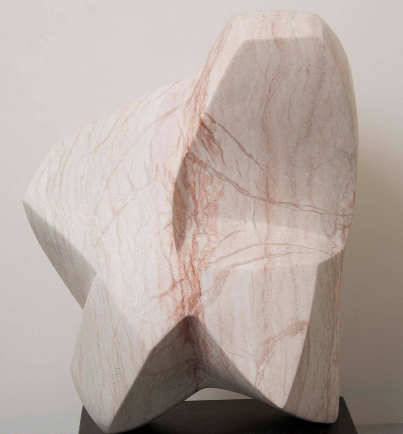 Cette magnifique sculpture en marbre d'Emile Gilioli est réalisée en marbre veiné de rose (blanc/rose). La sculpture est signée et datée sur la base en bois. 

