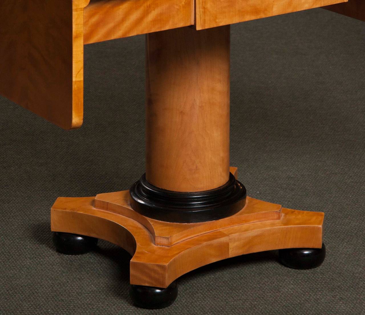 Mesa de sofá Biedermeier de madera satinada Madera satinada en venta