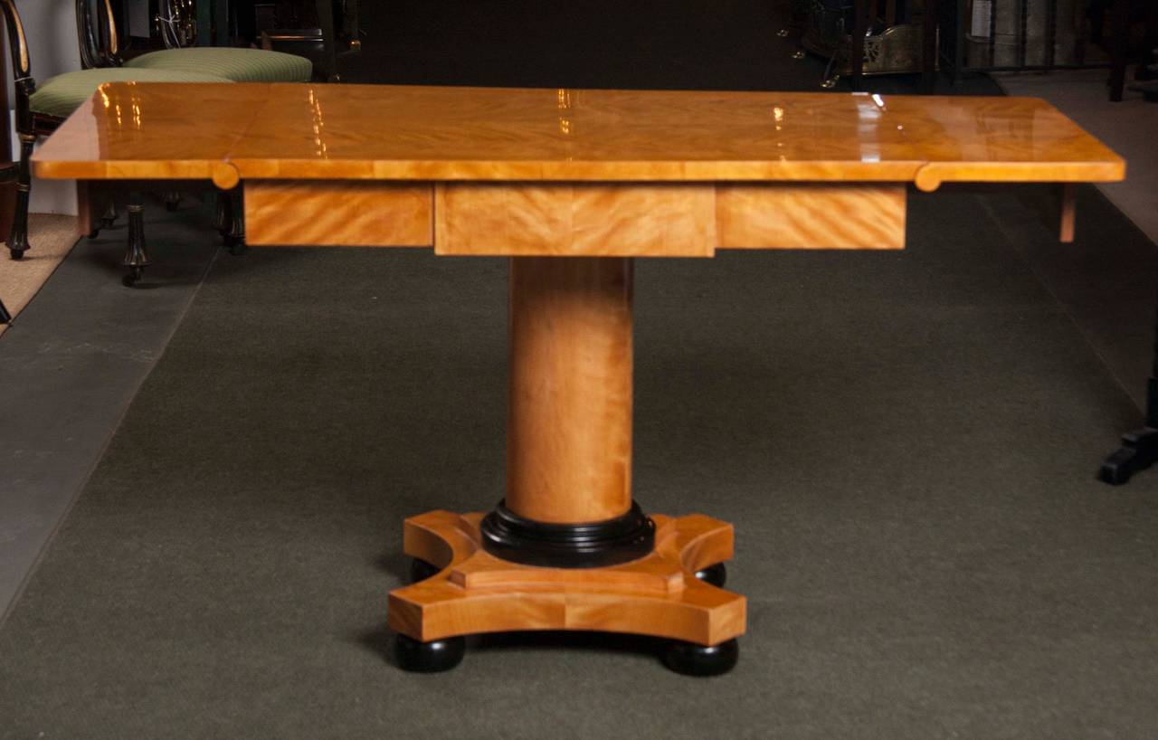 Mesa de sofá Biedermeier de madera satinada en venta 2