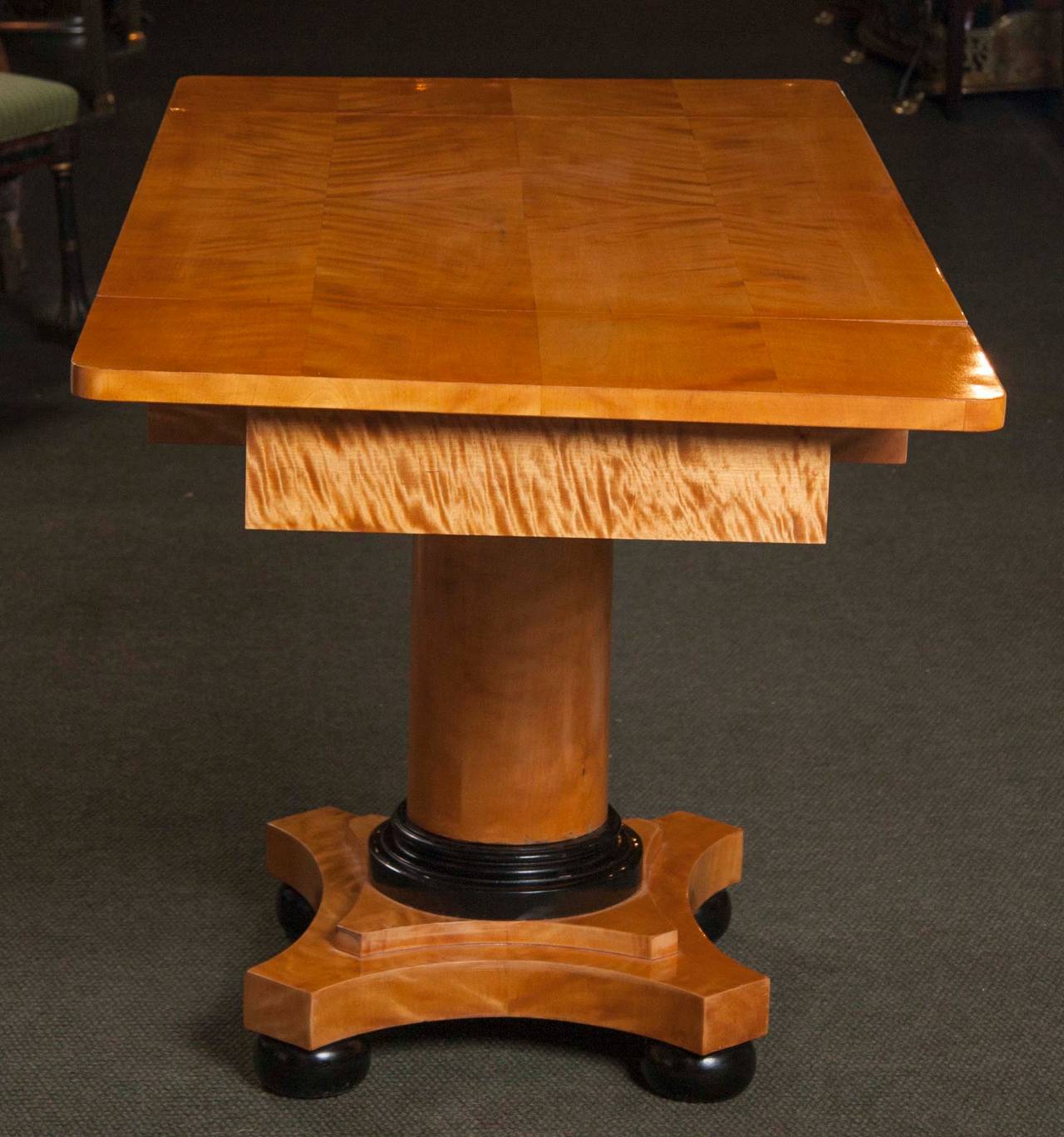 Mesa de sofá Biedermeier de madera satinada siglo XIX en venta