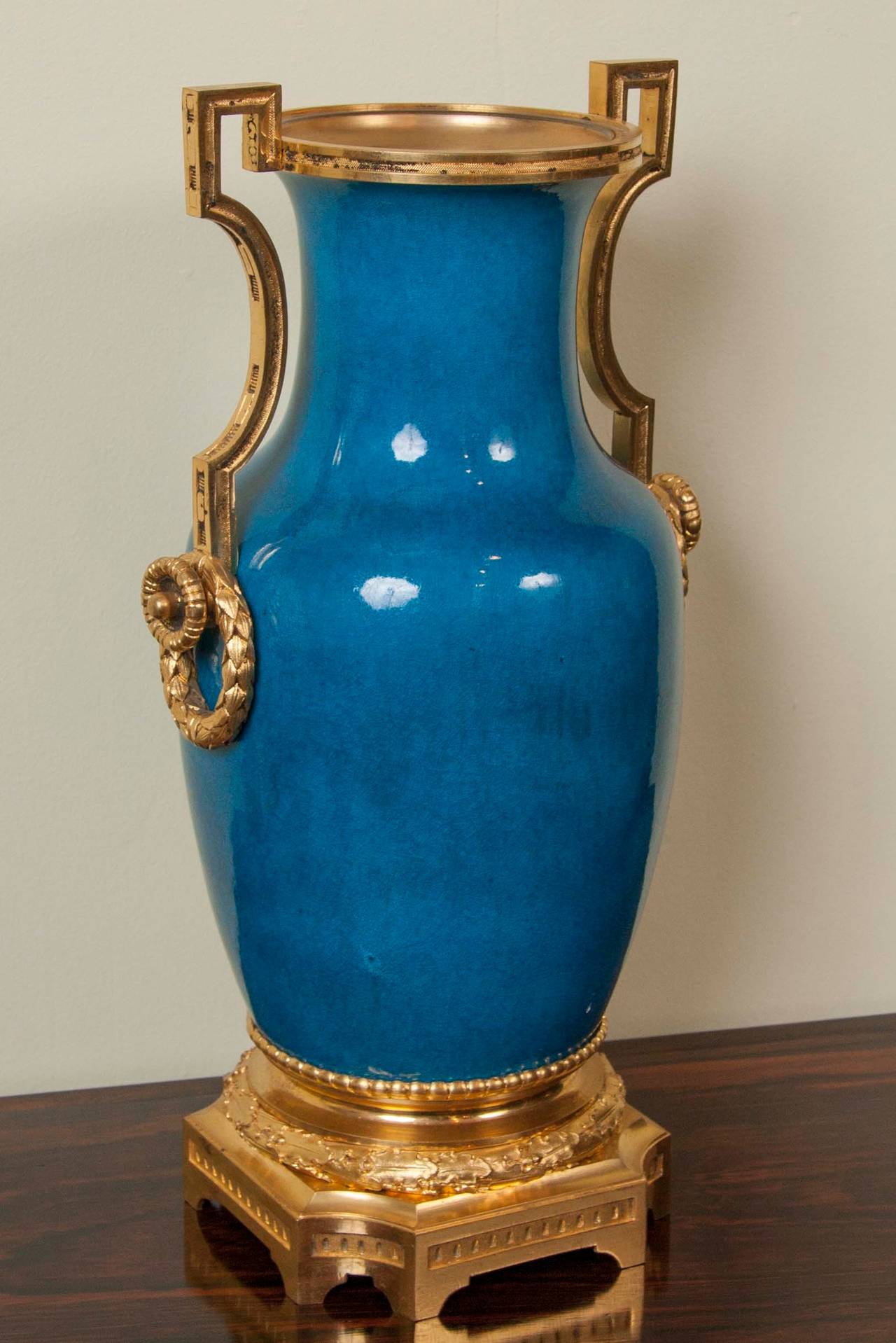 Doré Paire de vases turquoises par Theodore Deck