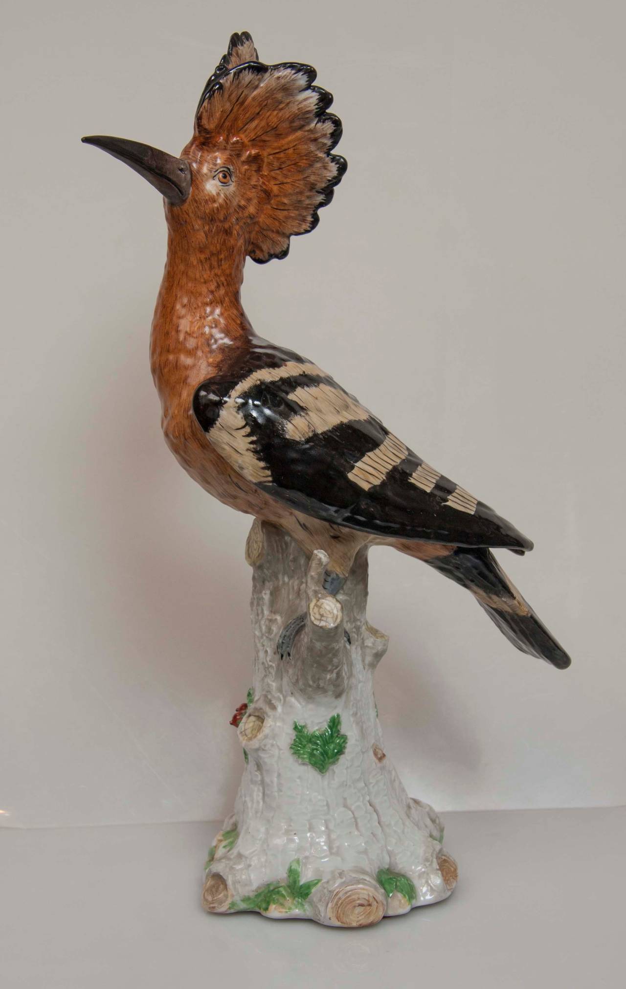 A porcelain hoopoe bird in the manner of Kaendler/Meissen by the Carl Thieme factory in Dresden, Germany. The hoopoe is the national bird of Israel.