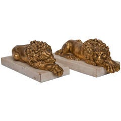 Sculptures de lion couché en bronze et doré