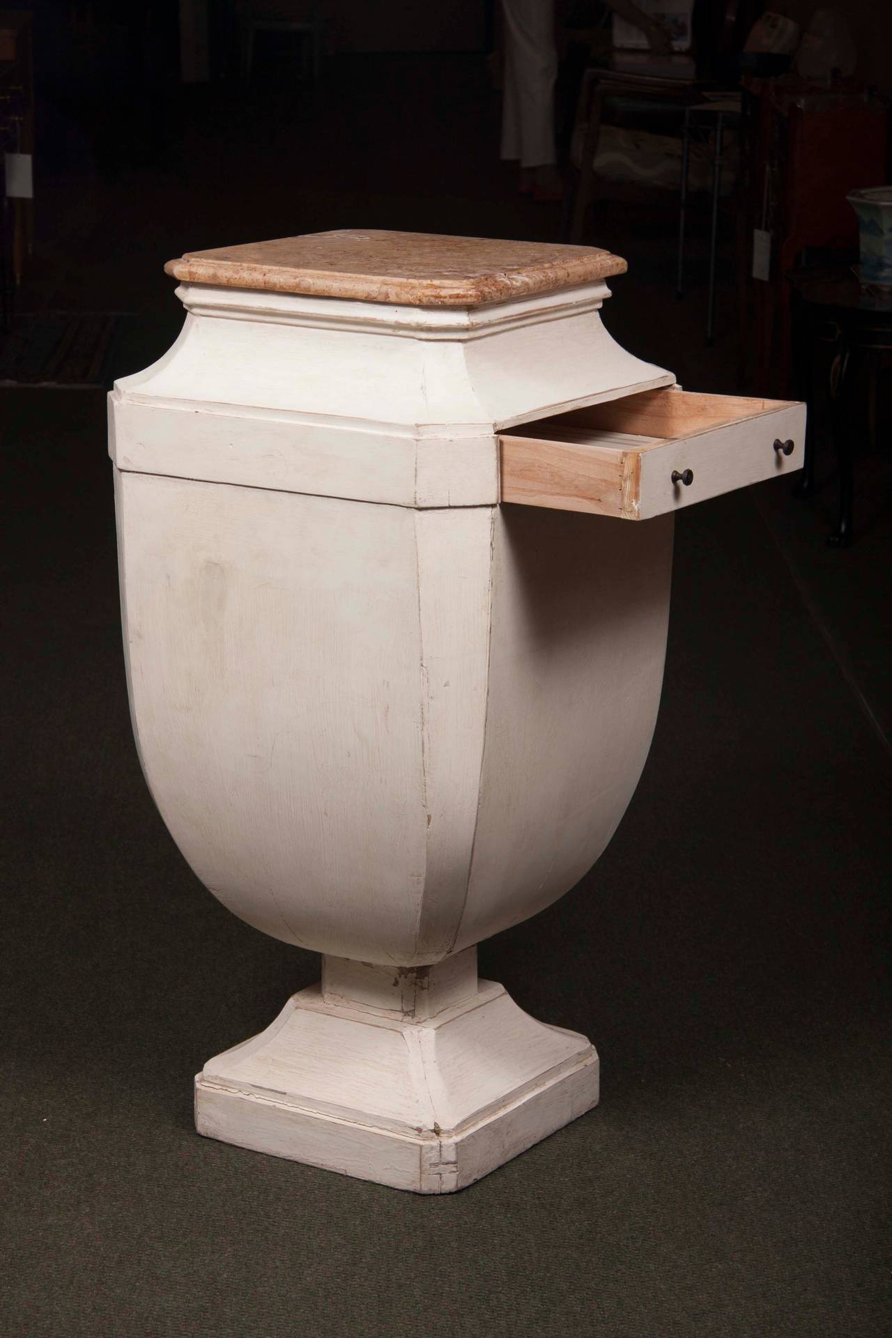 Gustavien Paire de piédestaux gustaviens en forme d'urne du 19ème siècle en vente