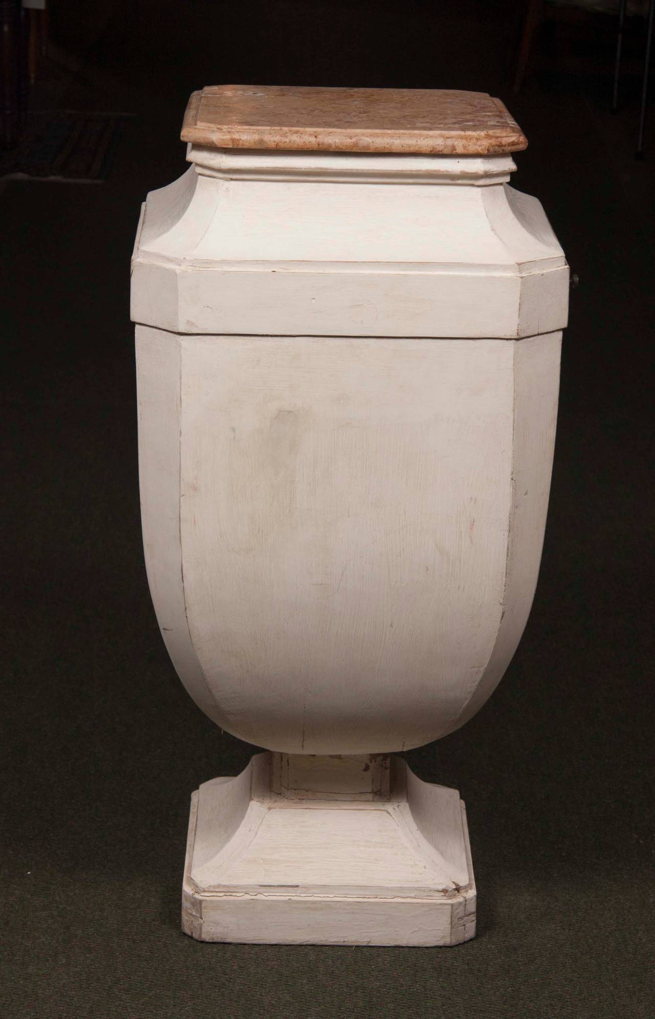 Ein Paar schwedische Gustavianische, bemalte, urnförmige Sockeltische mit einer Schublade und polierten Steinplatten aus dem 19.