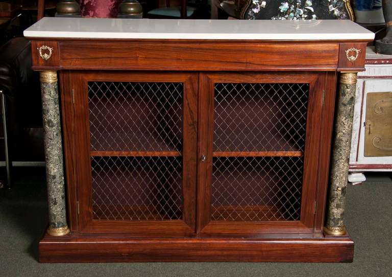Credenza regency in palissandro con ante a griglia in bronzo, colonne in finto marmo a scagliola e piano originale in marmo bianco.