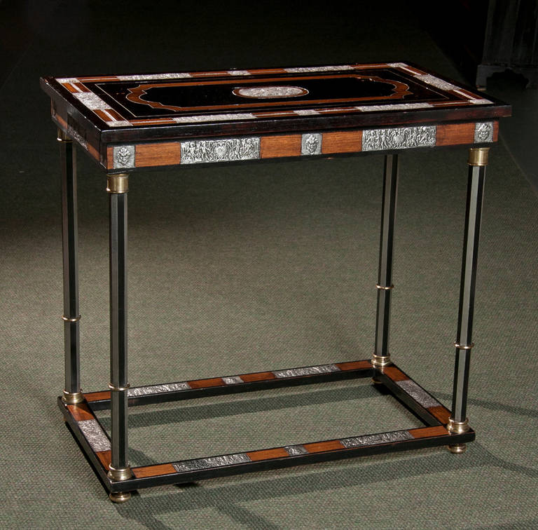 Ein französischer rechteckiger Tisch mit repoussierten Silberplaketten und Intarsien. Primäres Holz ist Nussbaum mit ebonisierten Holzverkleidungen und Zinnbeinen.