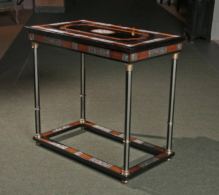Silberner Tisch im Repousse-Stil (19. Jahrhundert) im Angebot