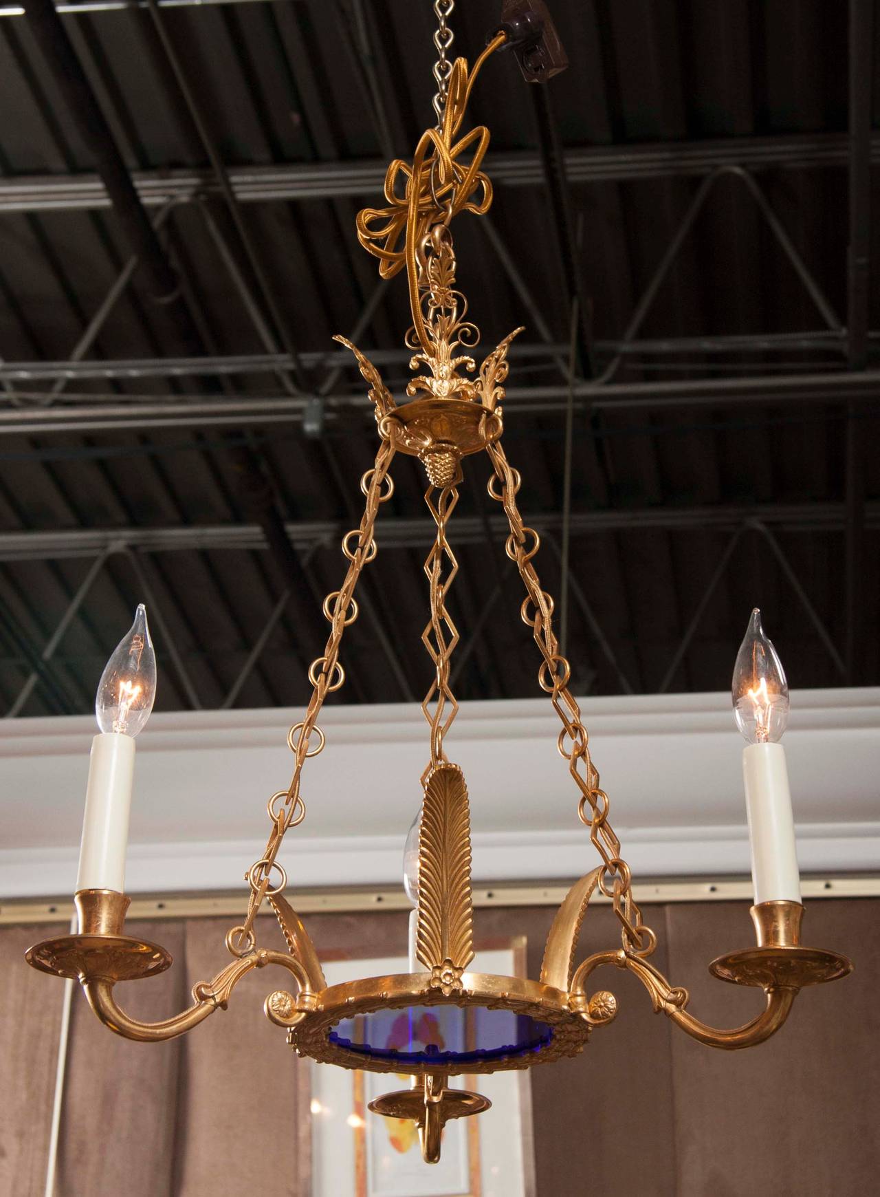 Un lustre en bronze doré et cobalt avec un design circulaire à trois plumes dans le style russe ou Directoire.