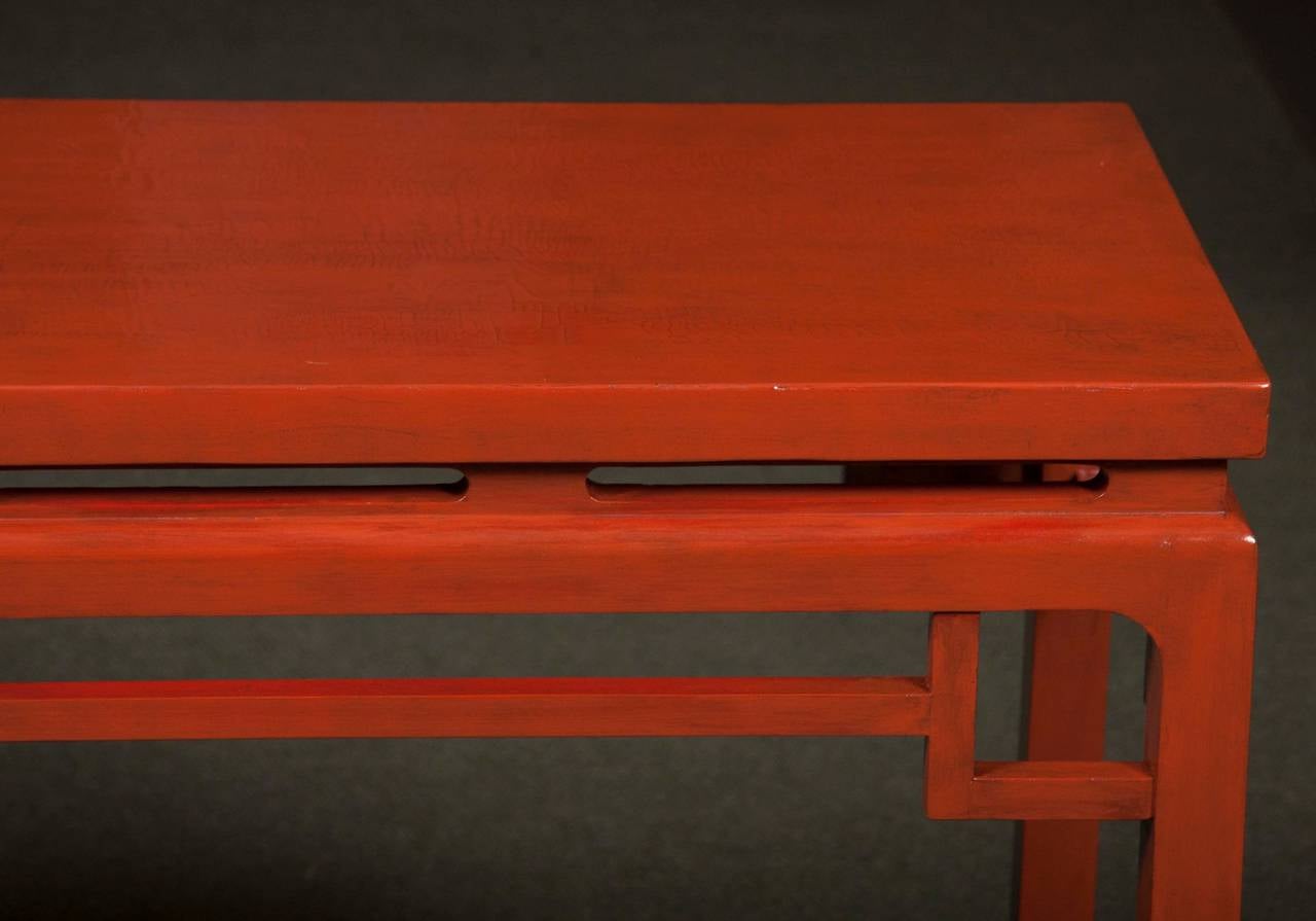 Paar chinesische rot lackierte Konsolentische (Holz) im Angebot