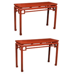 Paire de tables consoles chinoises laquées rouge