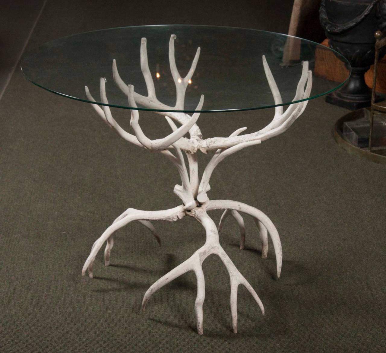 Fabulous Arthur Court signature antler motif lamp; glass top table.
Table dimensions : 27.5
