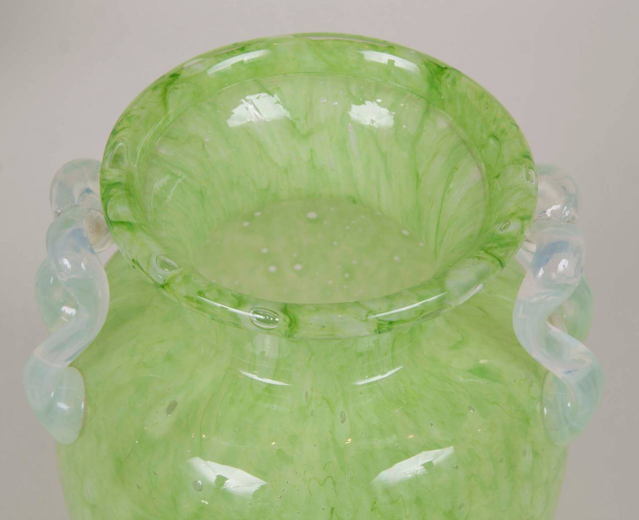 20ième siècle Paire de vases en verre Cluthra vert Steuben